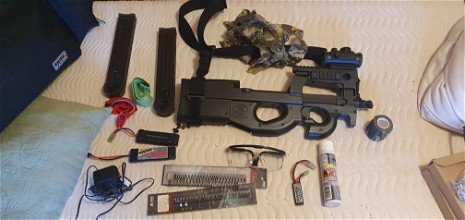 Afbeelding van FN P90 + chargeurs, housse, batteries, viseur, et autres
