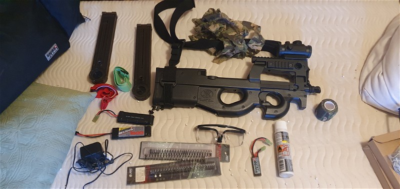 Afbeelding 1 van FN P90 + chargeurs, housse, batteries, viseur, et autres
