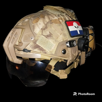 Bild 2 für Tactical helmet met alles erop en eraan!