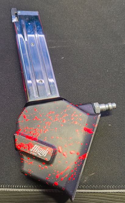 Afbeelding 1 van Monk TM 5.1-Adapter Aluminium Angled Red-Black Splatter + Mag + US connection