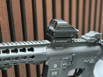 Image 8 for VictOptics Z3 1x22x33 Red & Green Dot Sight