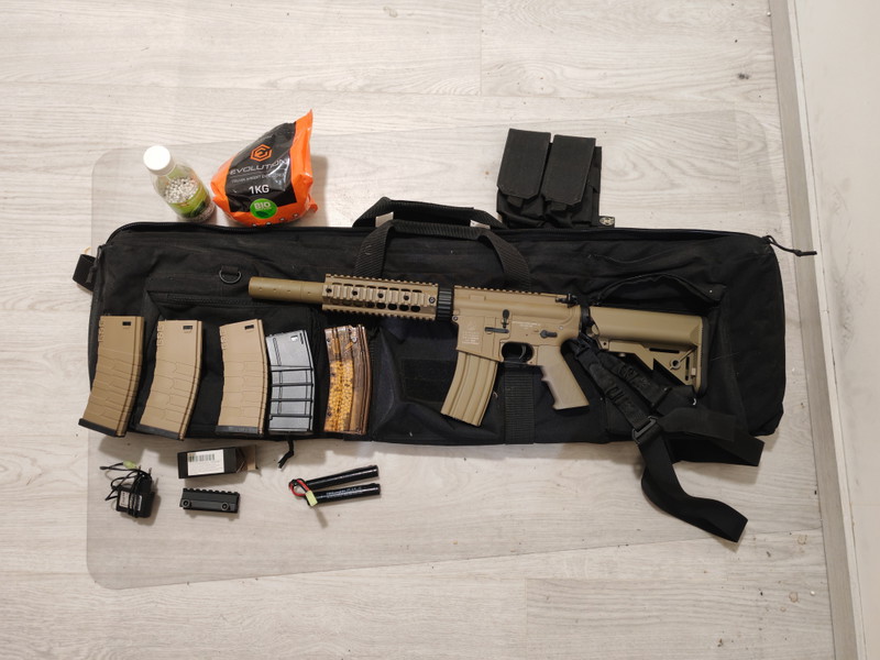 Imagen 1 de Cybergun AEG M4 Dessert Edition + Toebehoren