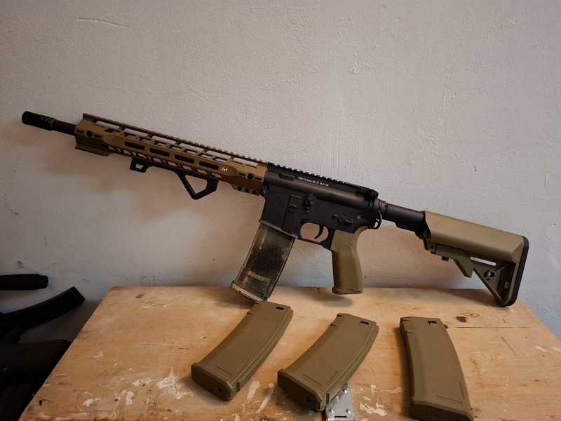 Afbeelding 1 van Specna Arms EDGE RRA Dual Tone M4 - FULL METAL - MOSFET - F-MARK