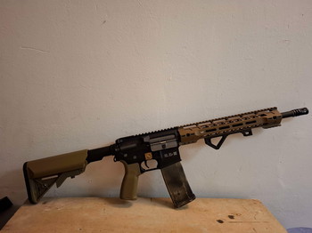 Afbeelding 2 van Specna Arms EDGE RRA Dual Tone M4 - FULL METAL - MOSFET - F-MARK