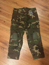 Image pour NIEUWE XL Predator Combat Pants van Invader Gear Woodlands Camo incl. Helmet Cover