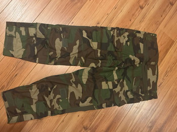 Image 2 for NIEUWE XL Predator Combat Pants van Invader Gear Woodlands Camo incl. Helmet Cover