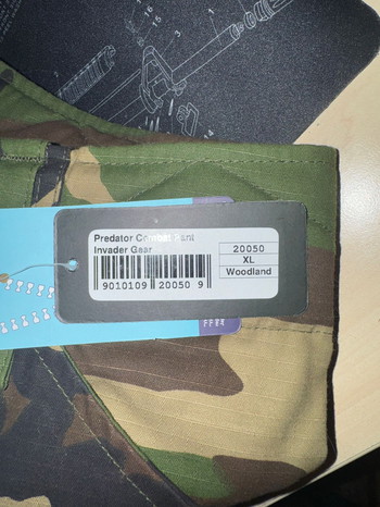 Image 5 for NIEUWE XL Predator Combat Pants van Invader Gear Woodlands Camo incl. Helmet Cover