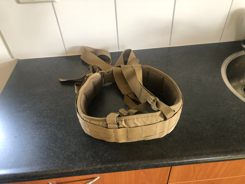 Afbeelding 1 van Warrior Assault systems battle belt met verschillend pouches.