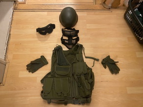 Tactical gear + bescherming en helm képe