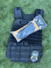 Bild für Te koop: Zwarte Plate Carrier Nieuw met Condor Sling, 3 Mag Pouch & Foam Platen