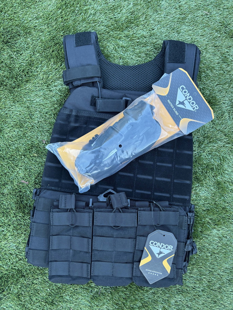 Bild 1 für Te koop: Zwarte Plate Carrier Nieuw met Condor Sling, 3 Mag Pouch & Foam Platen