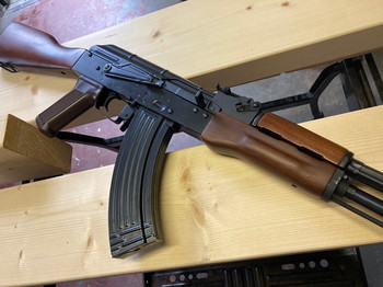 Afbeelding 3 van AKM E&L splinter nieuw met laminated houten stock en handguard