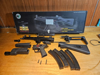 Afbeelding 2 van Nagenoeg nieuwe MP5 - 4x magazijn + extra handguard + fixed buttstock