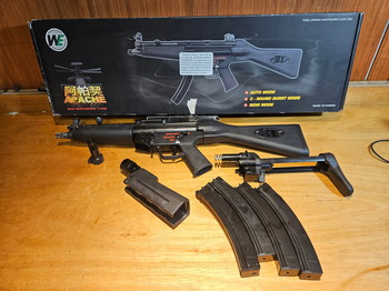 Afbeelding 3 van Nagenoeg nieuwe MP5 - 4x magazijn + extra handguard + fixed buttstock