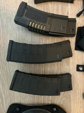 Afbeelding van Verschillende stanag magazijnen en speedloaders waaronder een G en G drummag, amoeba highcaps en G en G midcaps