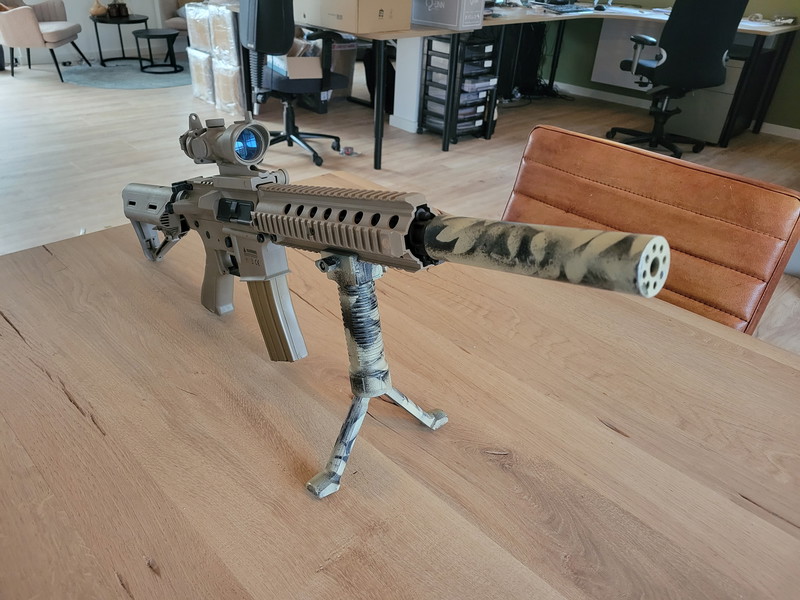 Afbeelding 1 van Desert Camo M4 met scope, supressor en front grip