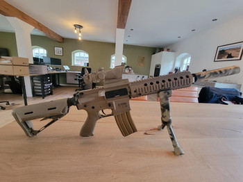 Afbeelding 2 van Desert Camo M4 met scope, supressor en front grip