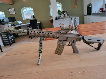 Afbeelding 3 van Desert Camo M4 met scope, supressor en front grip