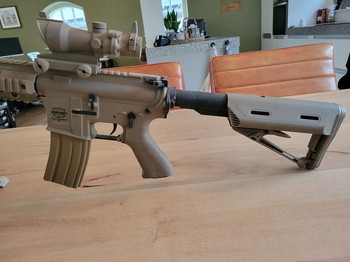 Afbeelding 4 van Desert Camo M4 met scope, supressor en front grip