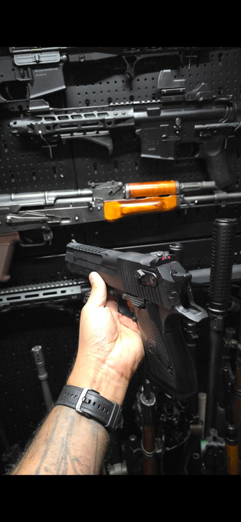Image 2 for Full metal desert Eagle- 4 mags