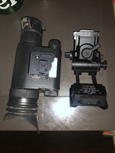 Bild für Gen1+ Analog monocular NVG + wilcox mount replica