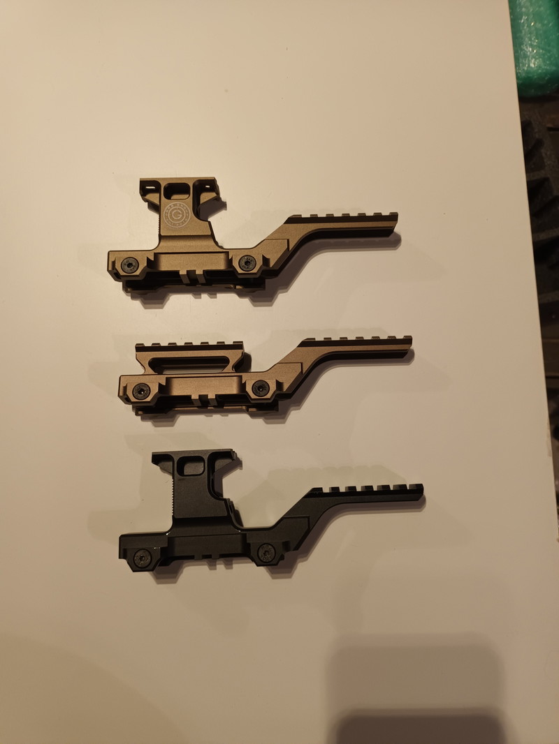 Afbeelding 1 van 3 gbrs hydra replica's.