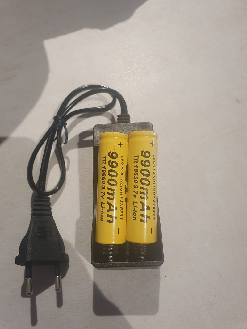 Afbeelding 1 van 2x 18650 batterij + dubbele lader