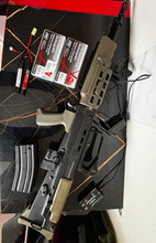 Afbeelding van ICS L86 A2, charger, 3 batteries and one m4 mag