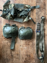 Bild für 2 point sling / elleboog pads / helm cover