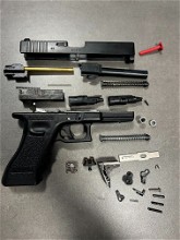 Afbeelding van Glock 17 van TM, mist enkel 2 springs voor de trigger/hammer unit.