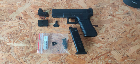 Afbeelding van WE Glock 18c met red dot en upgrades