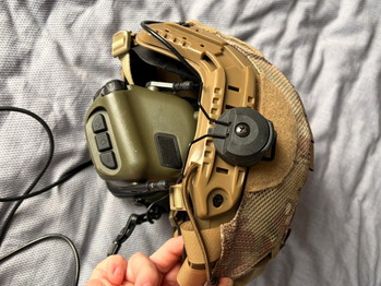 Zdjęcie 3 – Helm met multicam + Earmor + PTT-module
