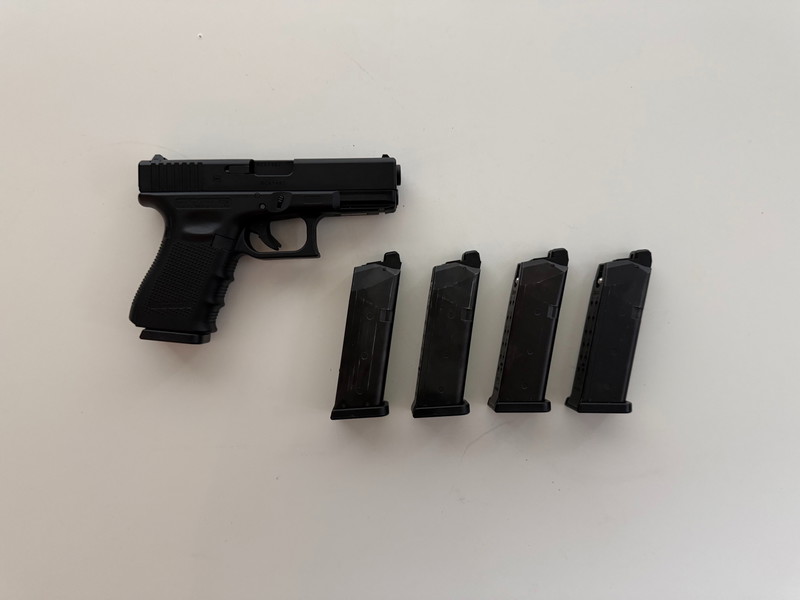 Bild 1 für Tokyo Marui Glock 19 with 4 magazines