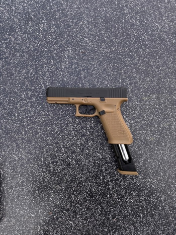 Afbeelding 2 van Glock 17 Gen. 5 GBB CO2 TAN Version