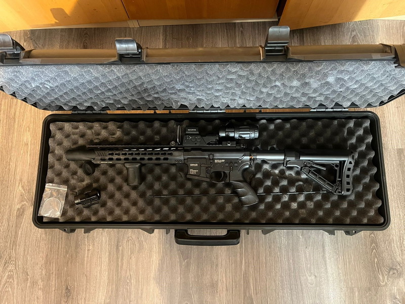 Afbeelding 1 van G&G GC16 Predator - + 3x Red Dot Magnifier w/ Flip Side Mount en Omega 8 Reticle Sight