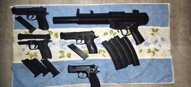 Imagen 1 de 5 replicas aangeboden met extra magazijnen of accesoires