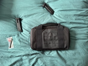 Afbeelding van KJW M9A1 CO2 airsoft pistool met holster en accessoires