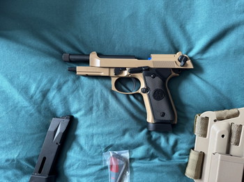 Imagen 3 de KJW M9A1 CO2 airsoft pistool met holster en accessoires