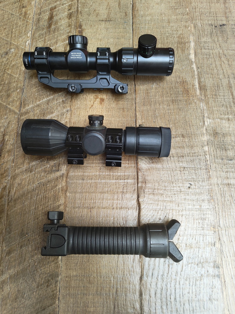 Image 1 pour Twee scopes en een grip