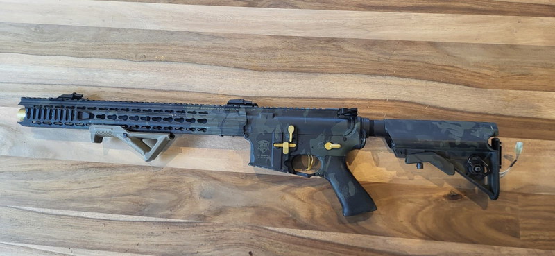 Afbeelding 1 van ASR119 APS Boar Tactical Multicam Black/Gold 17 KeyMod (3 Gun) EBB AEG