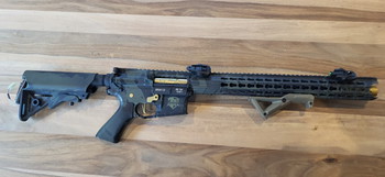 Afbeelding 3 van ASR119 APS Boar Tactical Multicam Black/Gold 17 KeyMod (3 Gun) EBB AEG