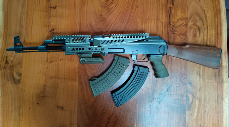 Afbeelding 1 van Tokyo Marui AK 47 met X47 rails & bouwkit