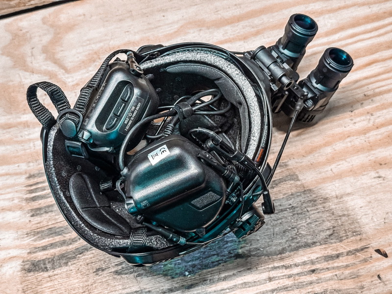 Image 1 pour Helmet, Dummy NVG & EARMOR earpro set