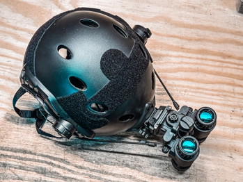 Image 2 pour Helmet, Dummy NVG & EARMOR earpro set