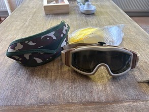 Afbeelding van Tan goggles with pouch and extra glasses