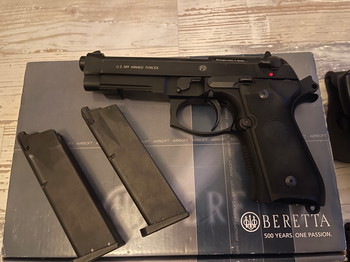 Image 3 for Baretta M9 Replica inclusief 2 magazijnen, holster, gas en magazijnen houder!