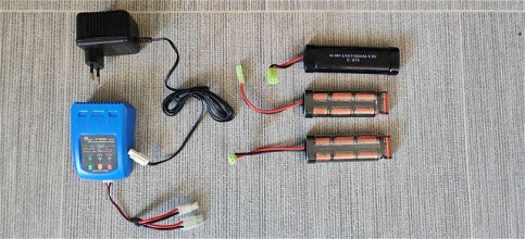 Afbeelding van 3 Nimh batterijen + 1 NiMh oplader + 1 LiPo/LiFe/NiMh oplader