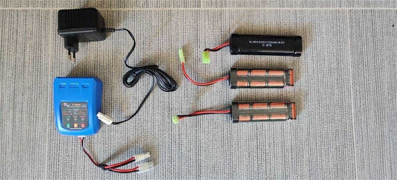 Image 1 for 3 Nimh batterijen + 1 NiMh oplader + 1 LiPo/LiFe/NiMh oplader