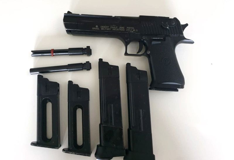 Afbeelding 1 van DESERT EAGLE met  2 extended mags en 3 normal mags