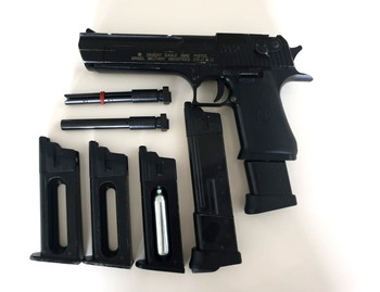 Afbeelding 3 van DESERT EAGLE met  2 extended mags en 3 normal mags